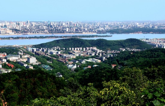 岳麓山全景 岳麓书院首任山长周式因为品学兼优,诲人不倦而名誉天下.