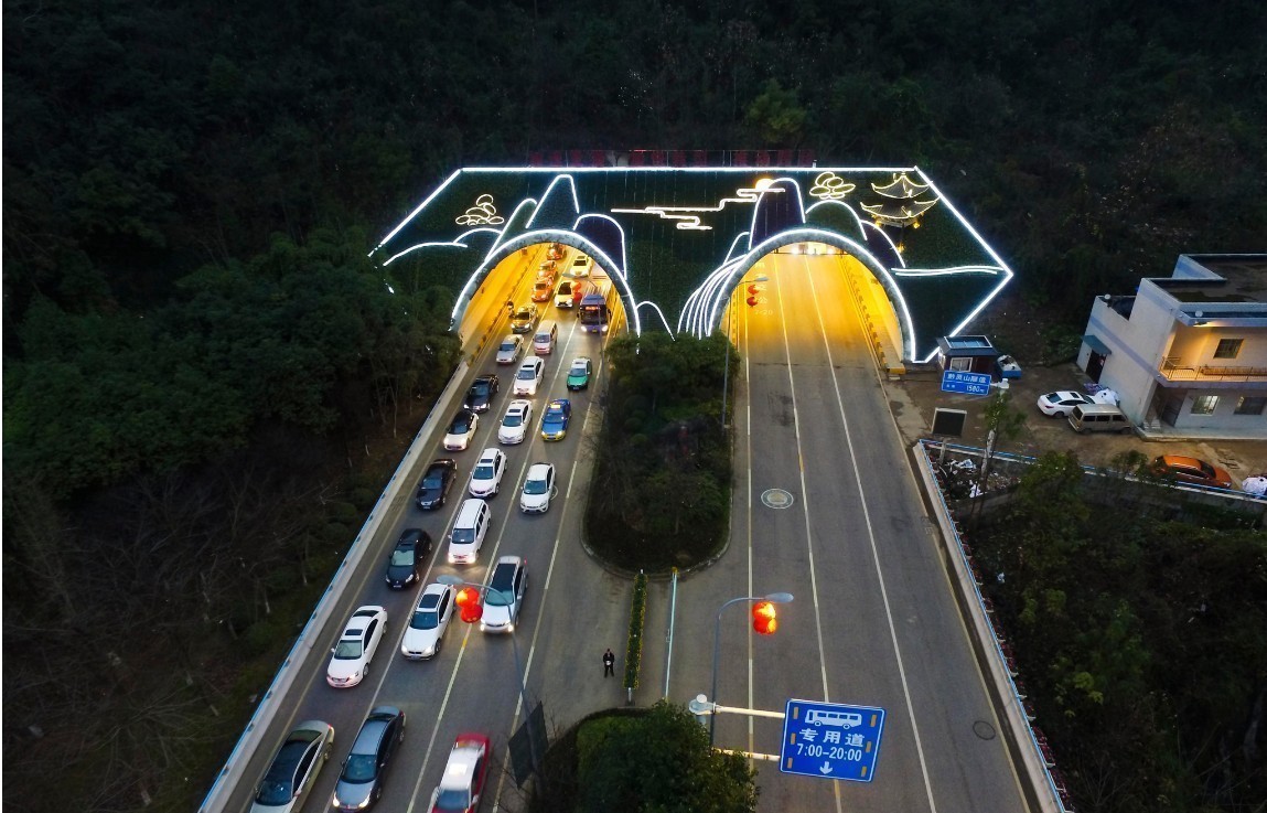 2017年1月17日,贵阳市,黔灵山隧道南口车辆川流不息.