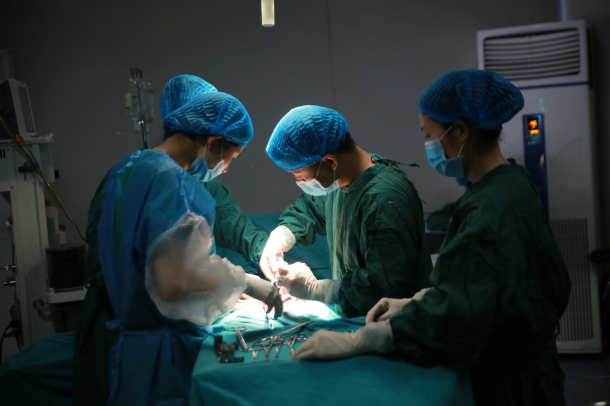 做完板层移植手术两个月了医生不让熬夜,我老公天天晚上打游戏到十一二点 ,昨天我掏耳朵不小心把耳朵