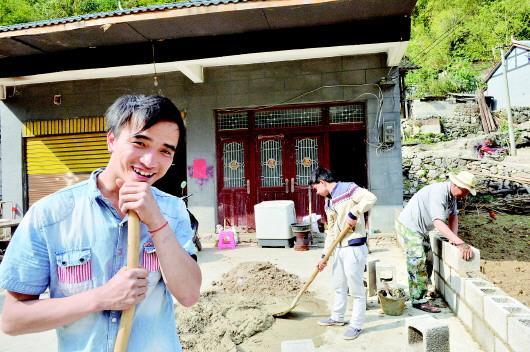 惠水县涟江街道九龙村村民杨红林今年最幸福的事,就是可以带上一家4口