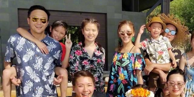 张智霖陈小春带家人度假!jasper终于变白了,应采儿比袁咏仪更美