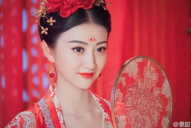 美妆 最爱白凤九眉心一点红!迪丽热巴杨幂花钿妆实力演绎古典美!