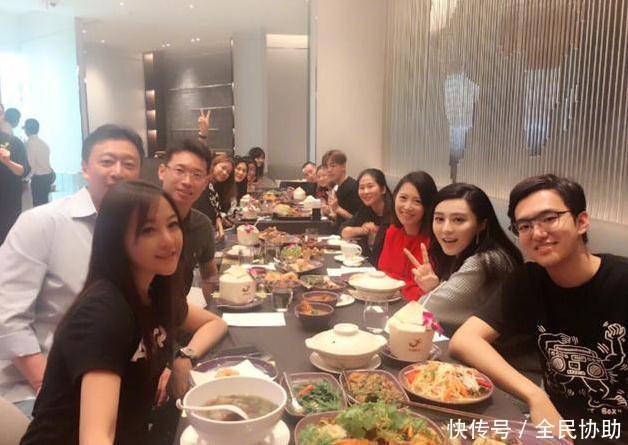 范冰冰与同事聚餐 美丽女同事漂亮程度不逊于范冰冰