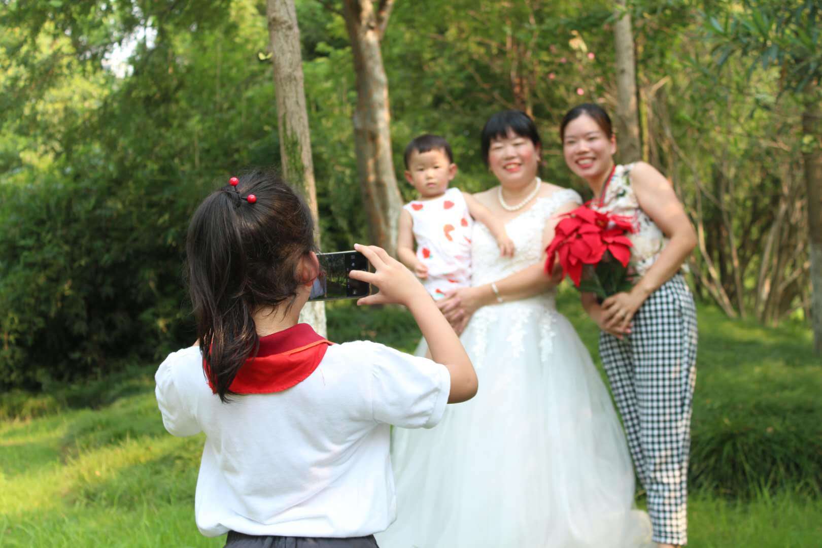 "我的爷爷奶奶,爸爸妈妈都没有拍过结婚照" 丁兰实验中学女生的这句话