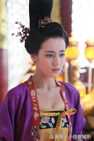 娱乐女星盘起冲天髻有多美?热巴,赵丽颖中间隔了一个张檬