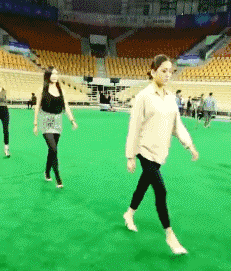 搞笑gif:妹子,吃东西别拍照,容易掉锅里