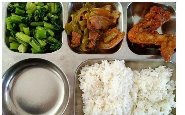 厂里食堂的伙食,每顿收8块,还必须强制在食堂吃
