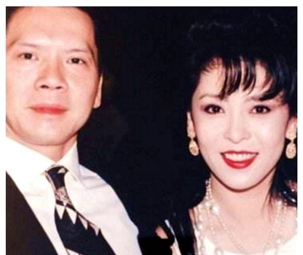 25岁出道, 李小龙情人,向华强前妻, 71岁终于公布李小龙死亡真相