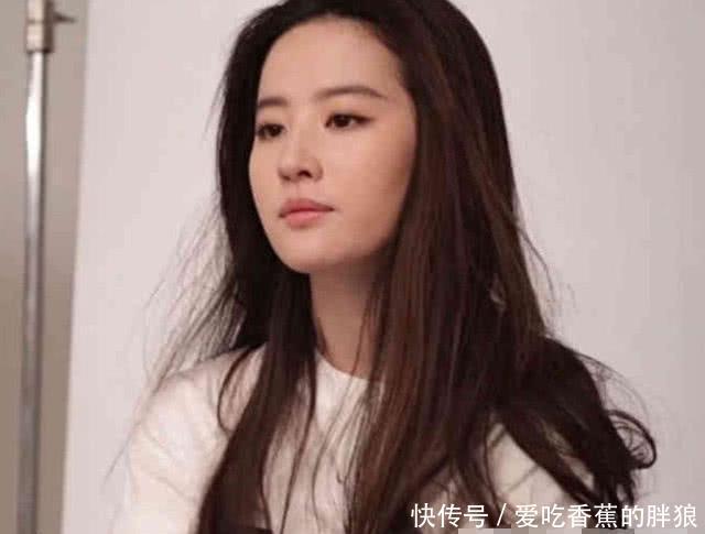刘亦菲在抖音玩"抿嘴杀",结果上衣透了点