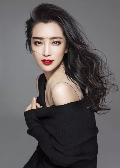 成名后的李冰冰对自己更狠 她可以大冷天在水里淋上7个小时 为的就是