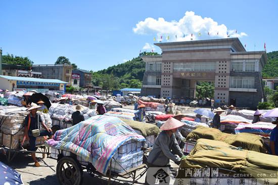 垌中口岸里火通道火热的互市贸易场景.广西新闻网记者周隆富摄