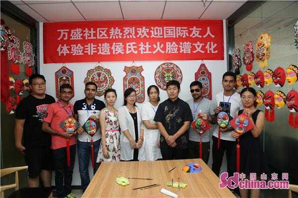 "侯志新告诉记者,他平时会去学校和社区授课,也会有慕名而来短时间