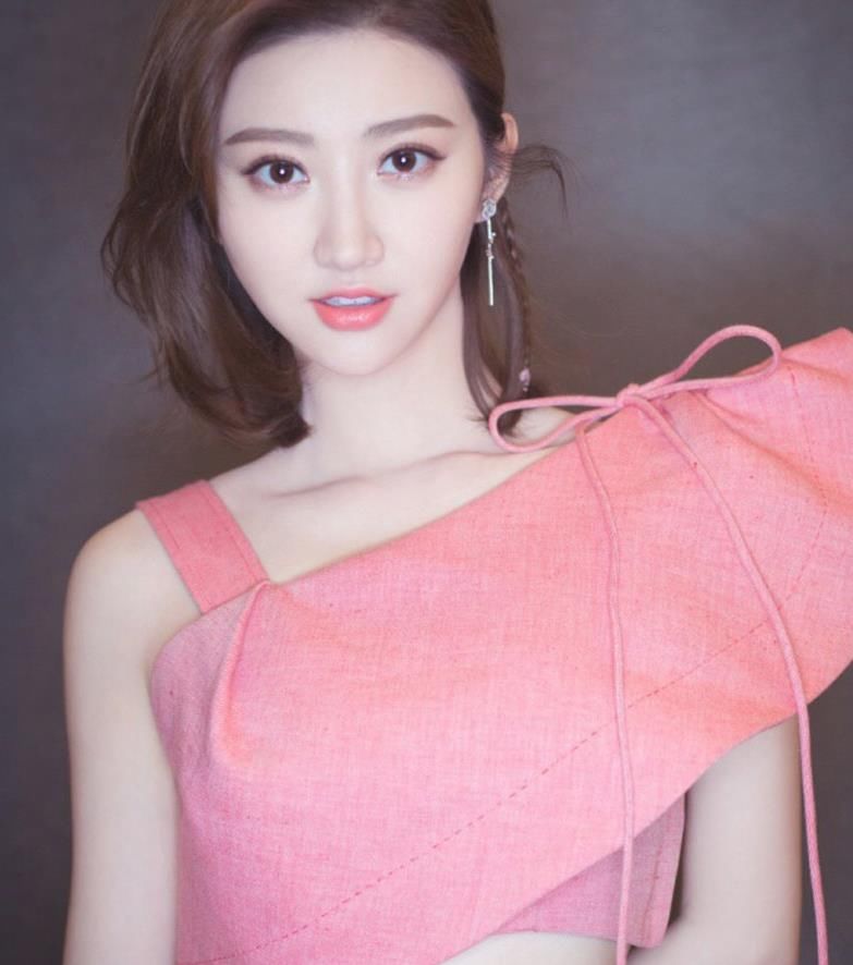 景甜粉色吊带裙装,简约雅致甜美可人,齐肩短发温婉大气!