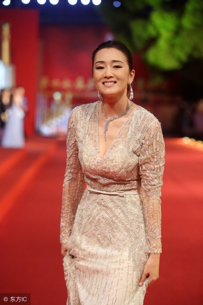 巩俐身着镂空礼服出席某活动,网友:这才是真正的谋女郎!