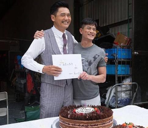 周润发裸捐56亿,发嫂无子却被他宠30年,网友:跟古天乐