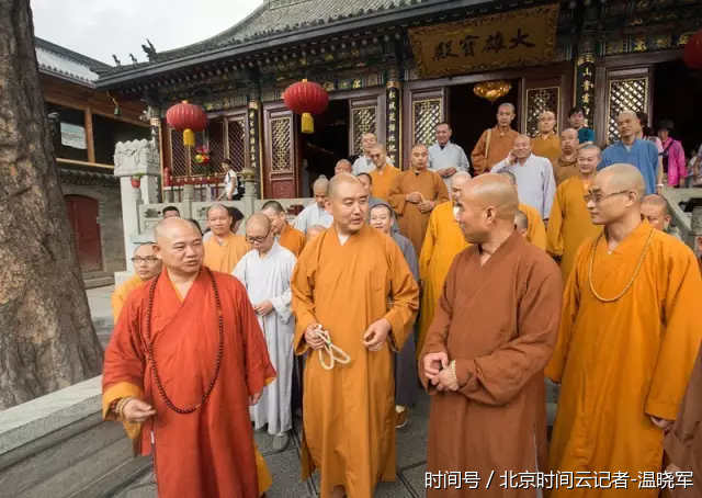当日十七时,众位法师来到五台山龙泉寺,拜见悲明老和尚并与龙泉寺住持