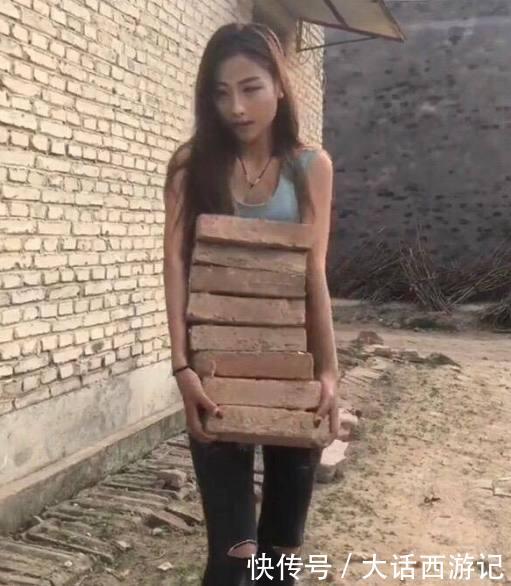 路人现民工美女搬砖,美女纷纷忍不住围观,背后腿工地夸图片
