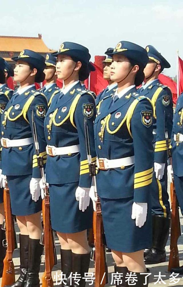 她三军仪仗队少有的女队长,扛重达七斤的冲锋枪,是山东的骄傲