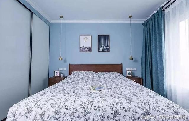 次卧则延续客厅的装修风格,以蓝色装饰为主,双层窗帘隔音隔热效果更佳