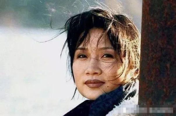 55岁李娜近照曝光,曾《青藏高原》原唱,逃往国外出家如今这样