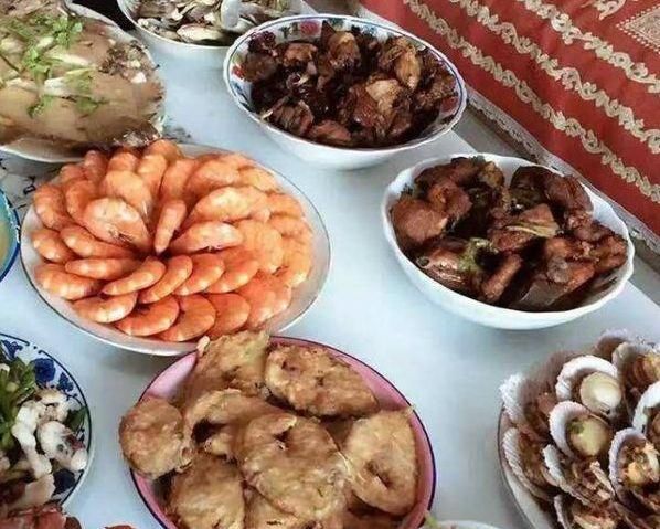 抠门领导请吃饭,同事8人借口请事假,看到饭菜后,他们脸都绿了