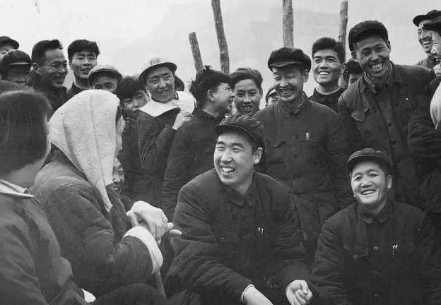 1960年2月,杨贵带领林县人民,依靠自力更生,艰苦奋斗的红旗渠精神