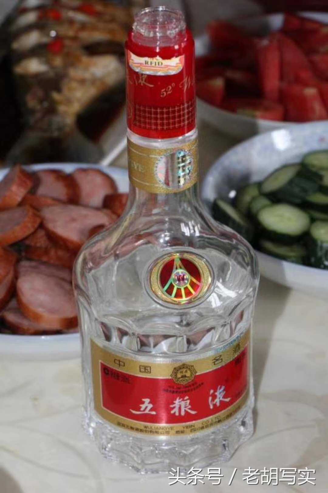 朋友6个个个吃货和大厨做一桌子好菜,喝5瓶五粮液爽得