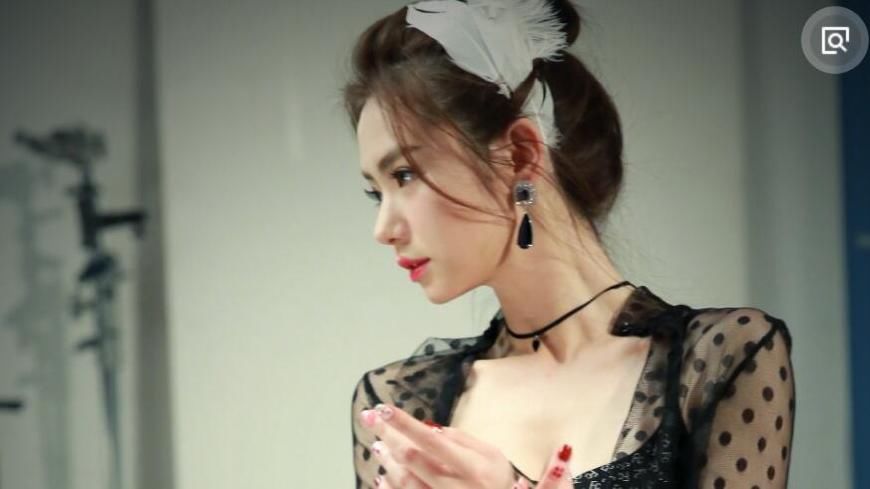 戚薇深夜晒照,疑似怀二胎?网友:突然
