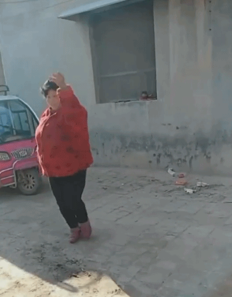 搞笑gif:好心疼新郎,好不容易娶到媳妇了还得遭这罪!