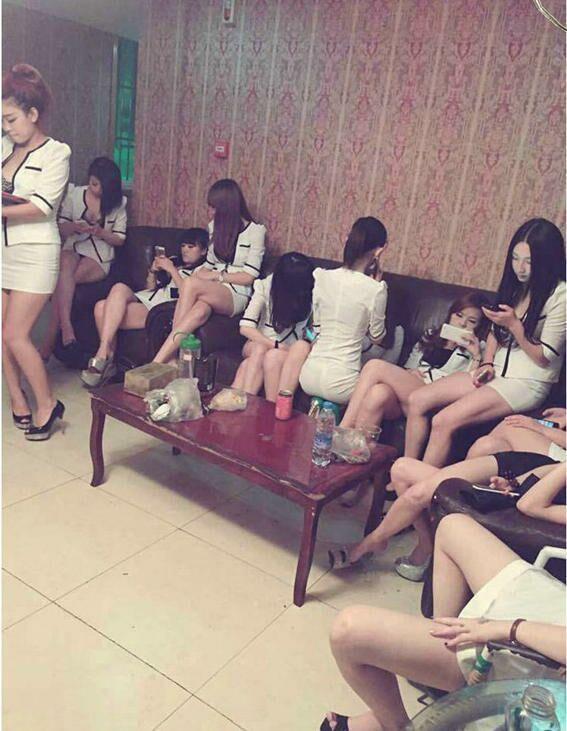 搞笑gif:姐妹们别灰心,没有了小胡同总会有其它小巷子