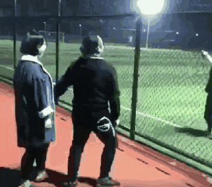 段子 早上看到同学发的朋友圈:生活本来不容易,当你觉得容易的时候