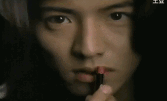 造成了史无前例的轰动 从此开启了男色时代 广告中的木村拓哉涂上