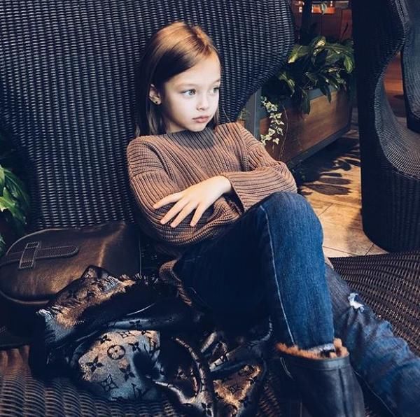 这不还有一个叫annapavaga的小女孩8岁圈粉50万,还被称为"俄罗斯最美