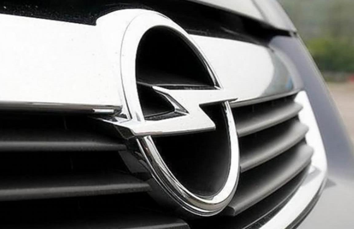 这个车的牌子叫欧宝,你看他的车标像不像众泰的,车标都是用了z字型.