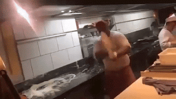 全球搞笑gif:装逼的人总算被打了,看得大快人心!