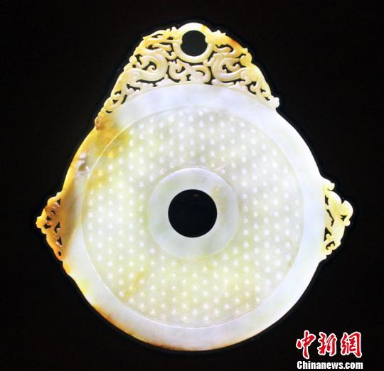 在玉器展厅内,一块国宝级文物"东汉龙螭衔环谷纹青玉壁,引起参观者