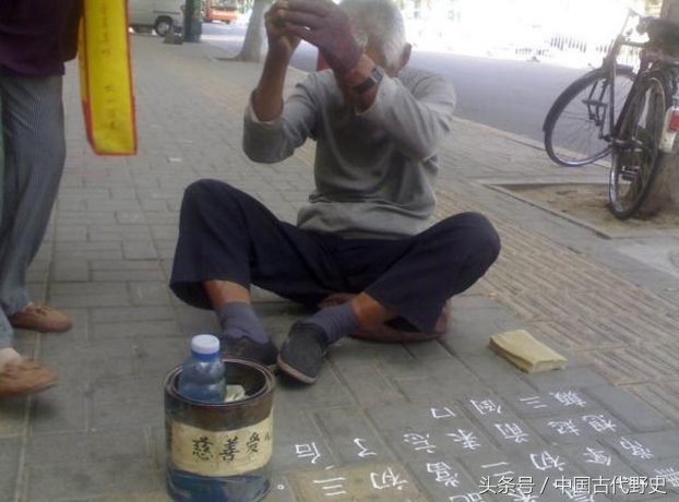 街头老人乞讨手写粉笔字,网友表示:书法高手在民间