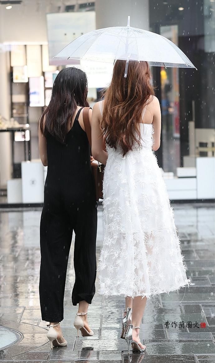 街拍:雨中美女,将美丽进行到底