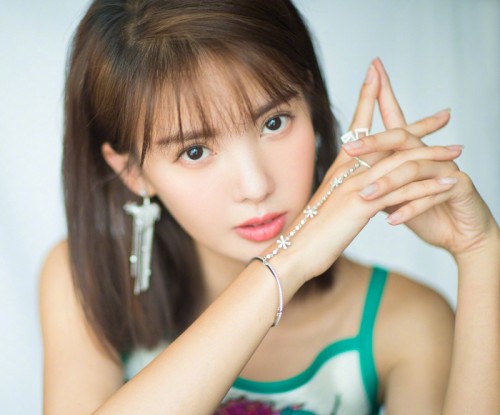三伏天,女星都爱穿毛衣,金晨携手思诺芙德snowforte出镜时尚大片