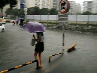 爆笑gif图:有两位是不是走错地方了