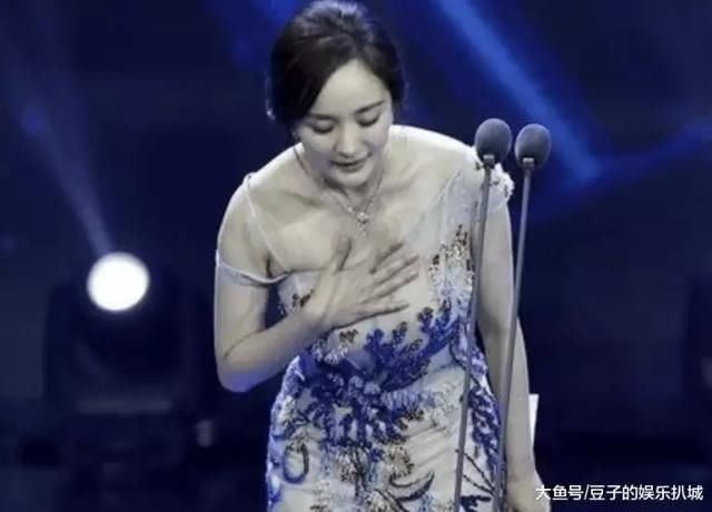 杨幂频捂胸,王思聪调侃:不愧是大幂幂!