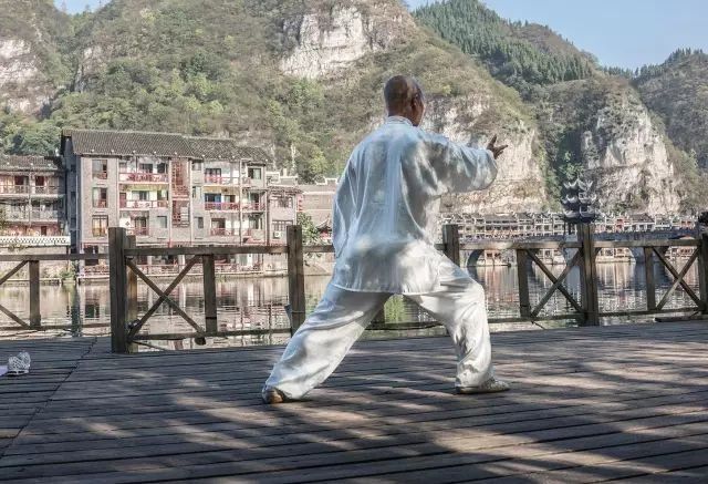 打太极的老人已经习惯了游人的围观.