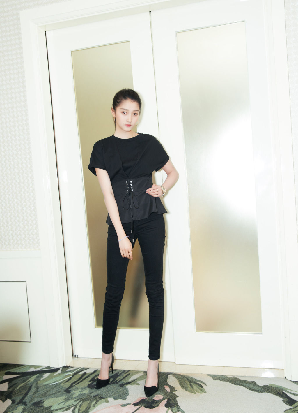 造型师是情敌?关晓彤恋爱后造型从甜美少女风,直跳中年阿姨风!