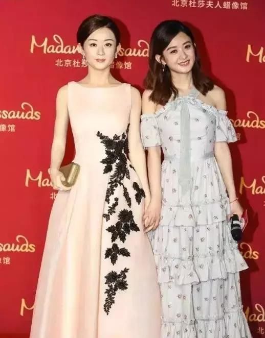 杨颖与赵丽颖的蜡像合照,网友:一个装模作样,一个含情