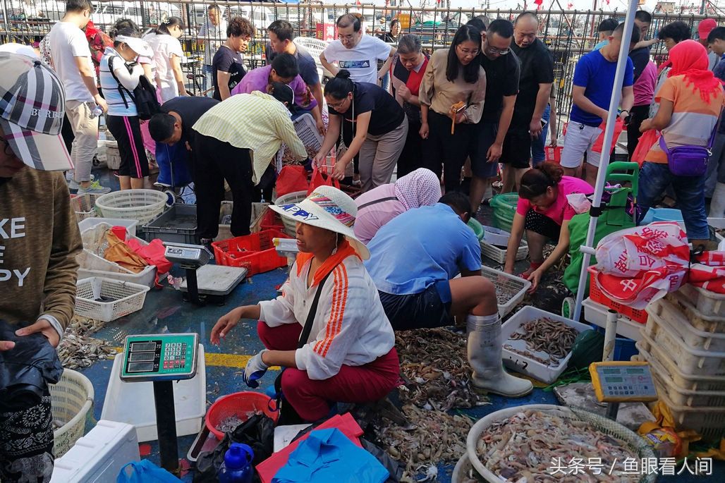 积米崖海鲜市场归来小渔船带来鲜美海鲜 市民热购为中秋节准备