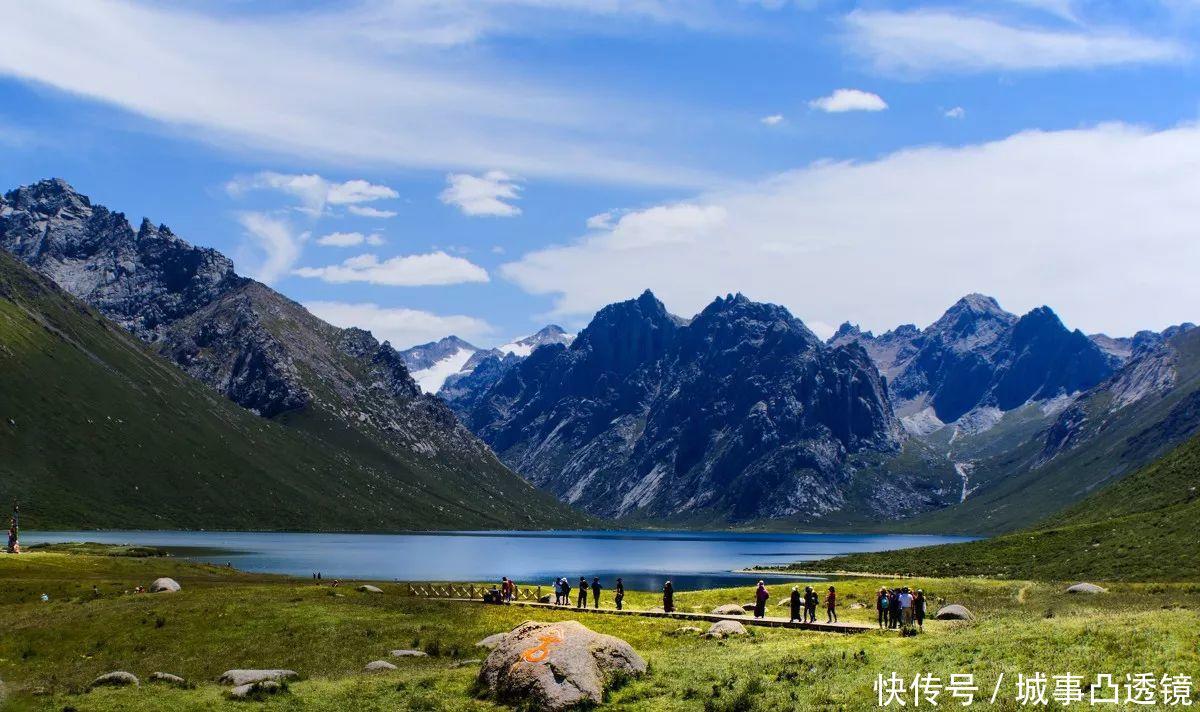 青海,这条串联众多高海拔美景的公路成为旅行者的首选