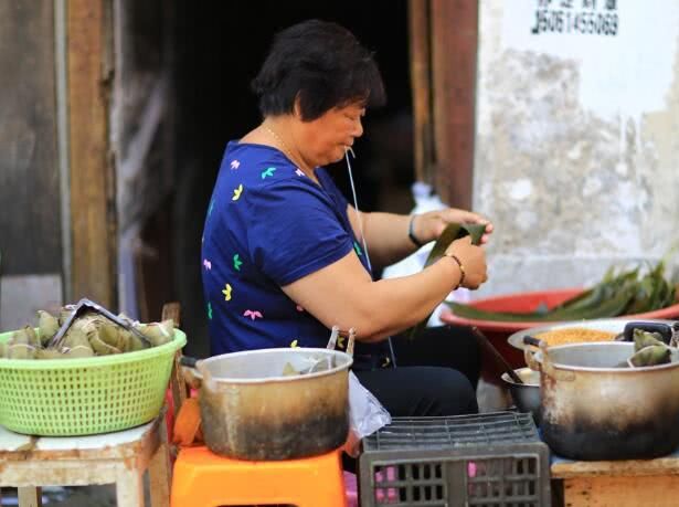 阿姨街头现包现卖粽子,看了馅料瞬间明白,为啥一天卖出几千个!