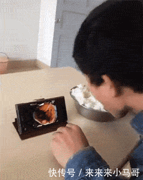 搞笑gif:大哥吃白饭豆这么香,原来是有办法的啊