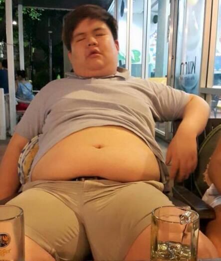 300斤胖小伙求爱频遭女生拒绝,减肥成功后,蜕变男神备