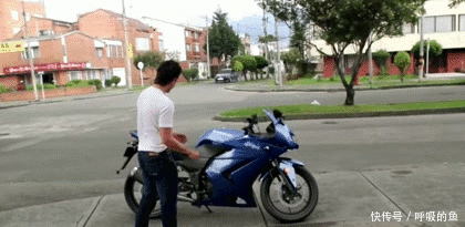 搞笑gif:妹子,你是真热还是假热,看你这样穿衣服我都凌乱了!